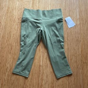 Athleta salutation stash pocket II capri new with tag